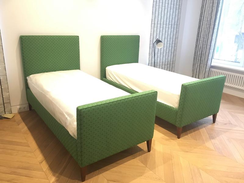 Кровать из зеленой ткани на заказ